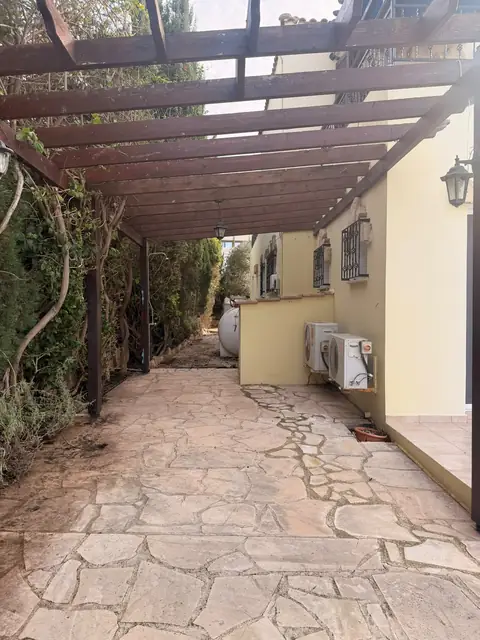 Διάδρομος με πέργκολα, καθαρισμένος και σκουπισμένος